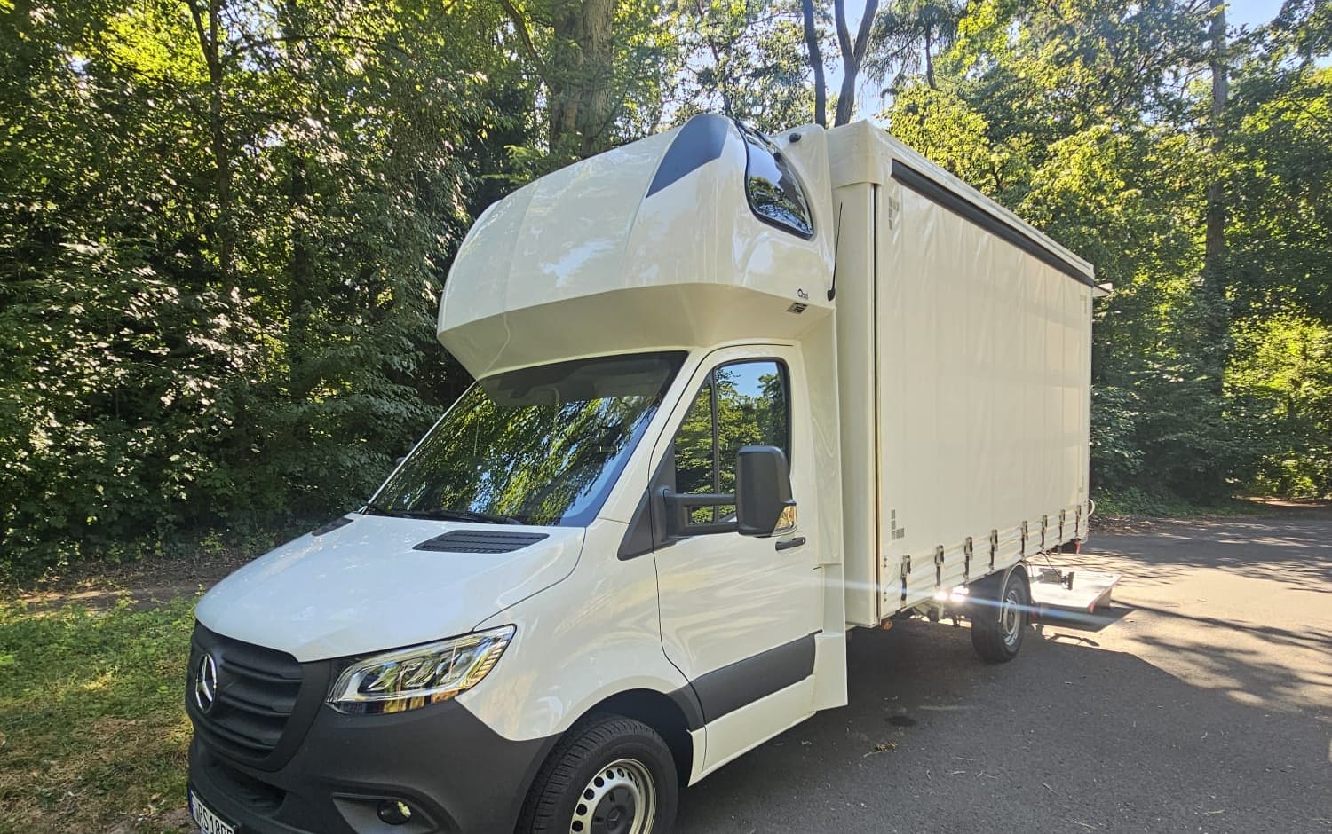 Mercedes-Benz Sprinter mit Schiebeplane und Ladebordwand von Triobau SDB Transportlogistik